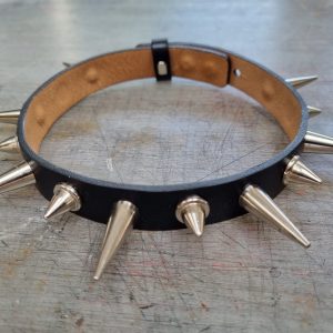 Skórzana obroża na szyję z ćwiekami