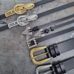 Paski skórzane z ozdobnymi klamrami